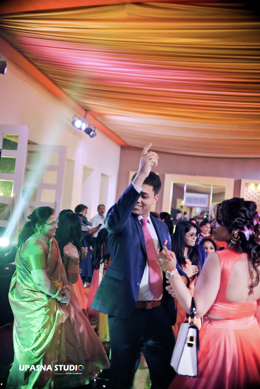 couple dance in wedding